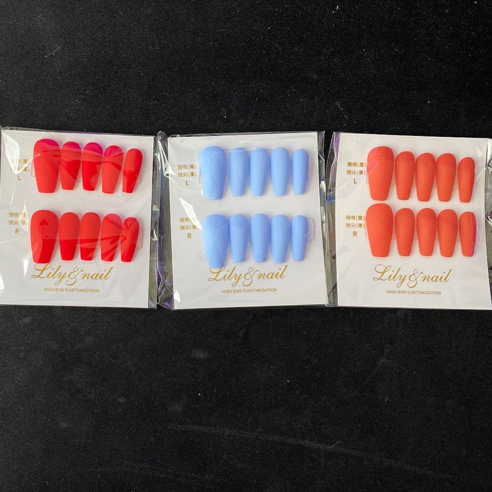 CLIP ON NAILS IN RED MATT